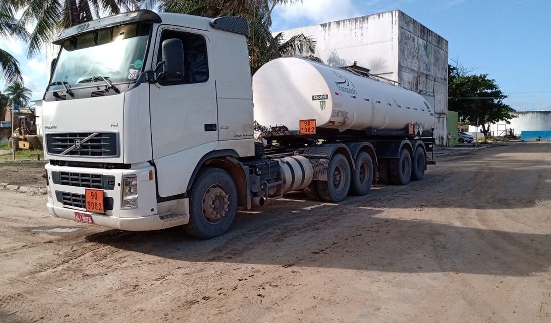 Caminhões são flagrados despejando Chorume de Aterro Sanitário na Praia do Sobral, em Maceió