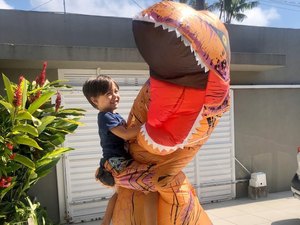 Na linha de frente contra Covid-19, médico se fantasia de dinossauro para abraçar filho