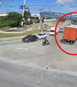 Videomonitoramento da SSP flagra momento em que carga de suco se desprende de carreta