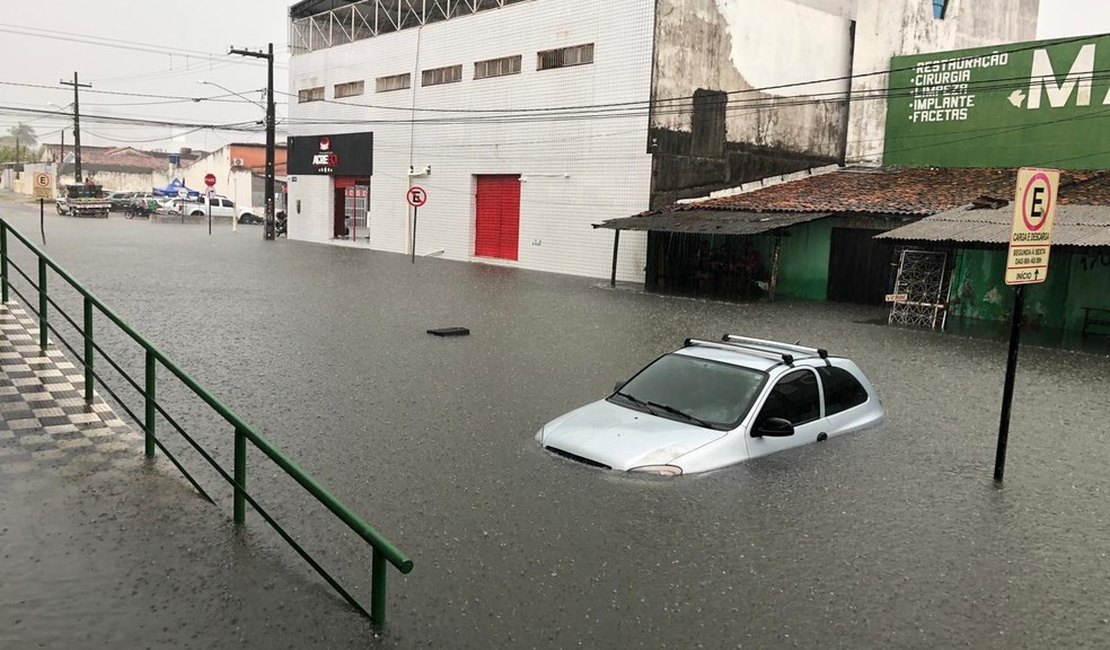 Chove mais de 145mm em João Pessoa e ruas ficam alagadas; veja os trechos