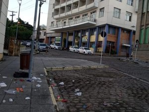 Ato de vandalismo esvazia lixeiras e deixa lixo nas calçadas do Centro Histórico de Penedo