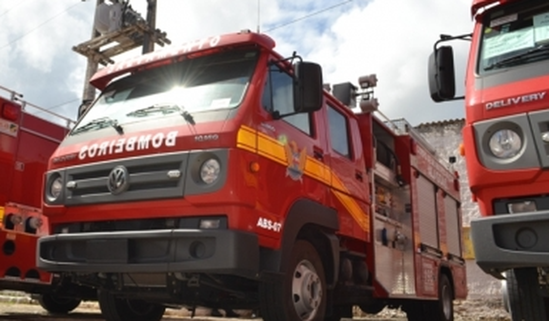 Homem fica ferido após carro capotar na Avenida Menino Marcelo, em Maceió