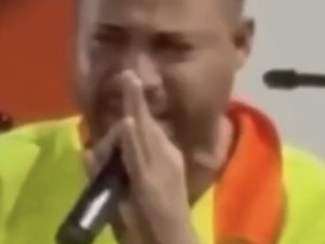 [Vídeo] Gari emociona clientes ao cantar em bar no centro de Maceió