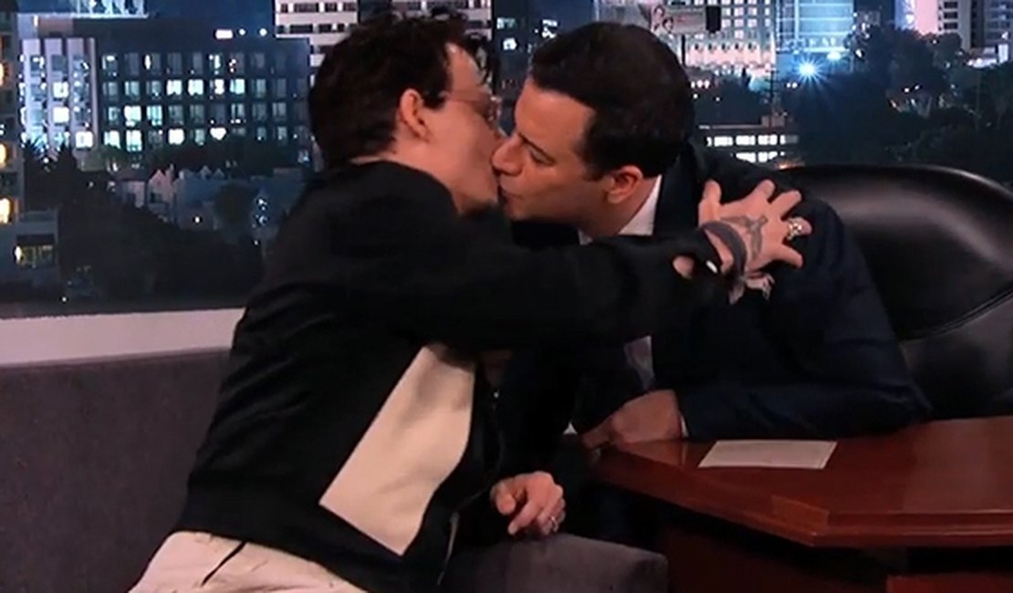 Johnny Depp beija apresentador em programa ao vivo
