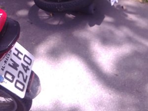 Colisão entre carro e moto deixa homem ferido na Santa Amélia