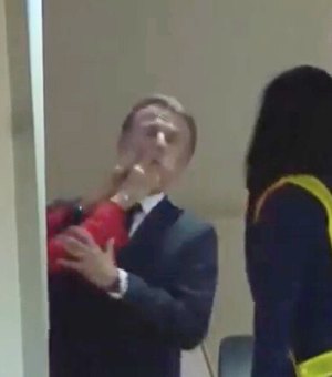 Presidente da França, Macron, leva suposto tapa de esposa em 'briguinha de casal''