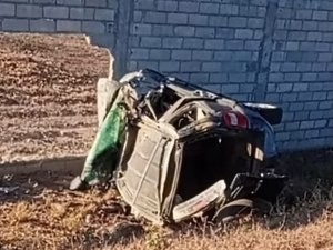 Casal fica ferido após carro sair da pista e capotar em Água Branca