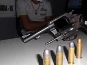 Motorista é preso em flagrante com revolver escondido embaixo do banco do veículo