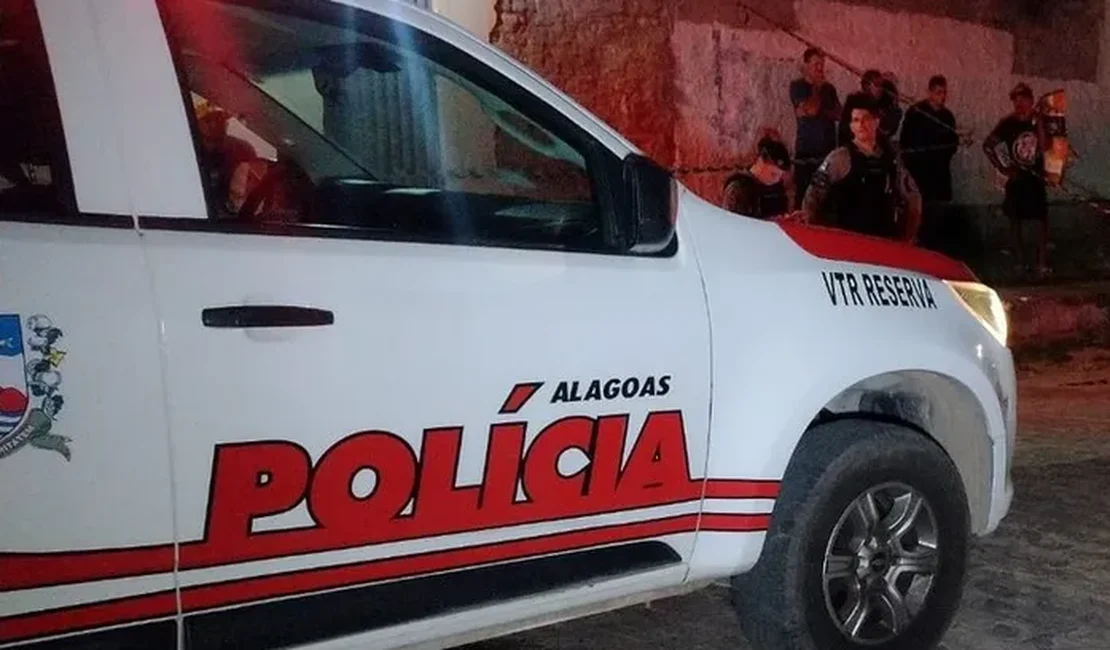 Seis homens encapuzados atiram contra dupla em moto e acabam atingindo mulher