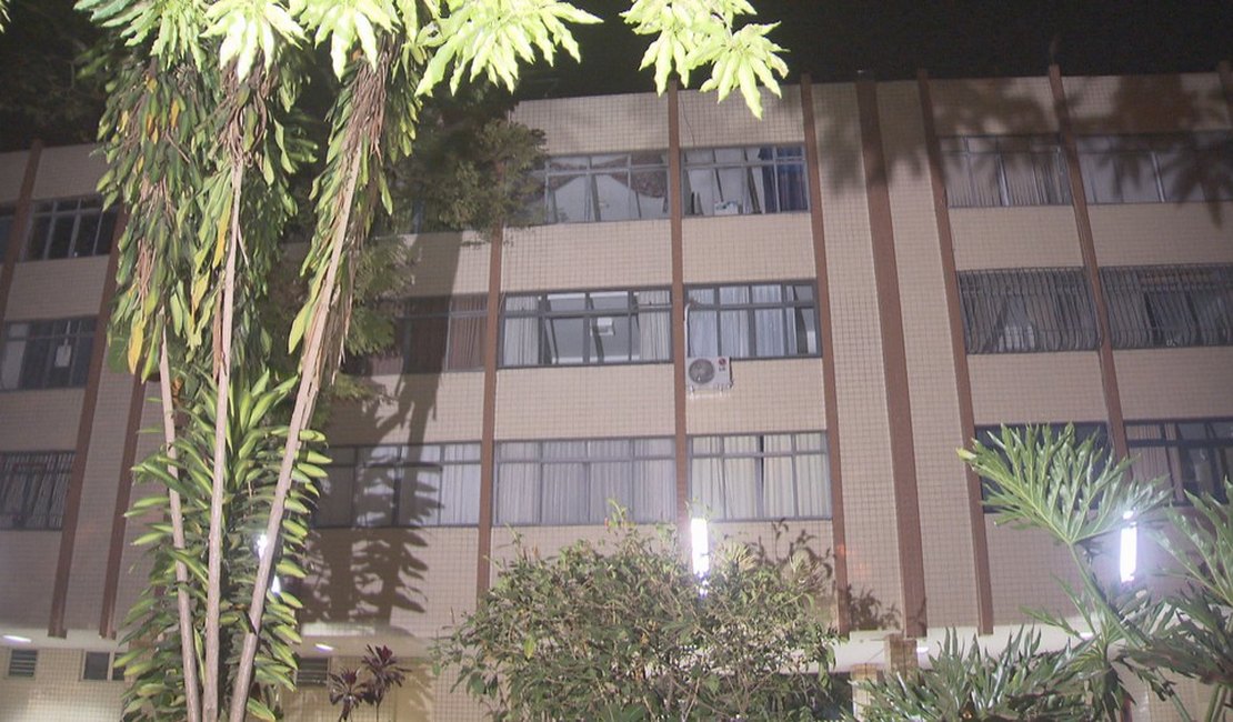 Mulher morre após queda do 3º andar de prédio; marido é preso