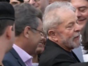 Após decisão judicial, Lula deixa a prisão na PF em Curitiba