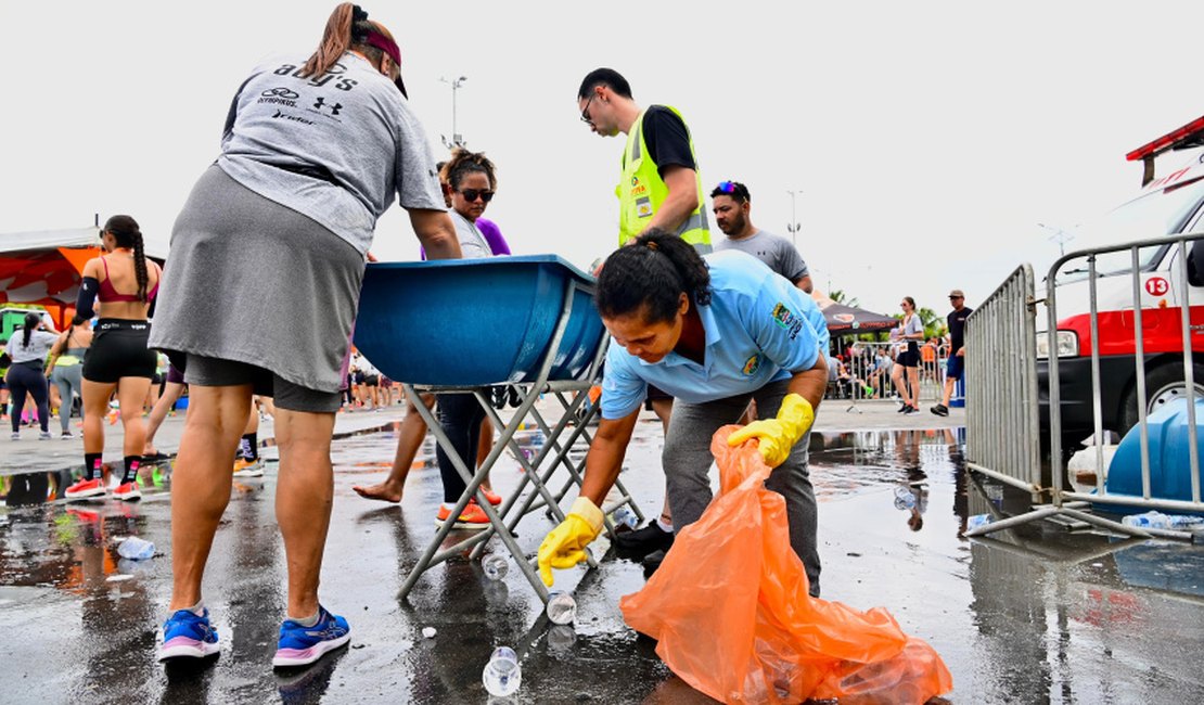 Cooperativa realiza coleta seletiva em evento de corrida na orla de Maceió