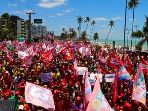 Apoiadores do PT lotam a orla de Maceió para caminhada pró-Lula