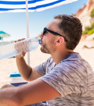 Saúde alerta para necessidade de hidratação e do uso de protetor solar