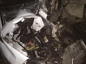 Colisão caminhão e dois carros deixa vítimas presas nas ferragens