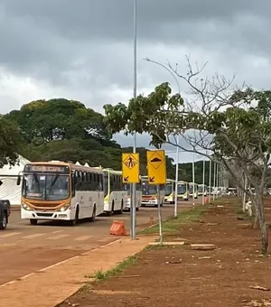 Golpistas são embarcados em 40 ônibus e tirados de acampamento em Brasília