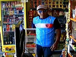 [Vídeo] Homem é flagrado roubando em mercadinho de Feira Grande