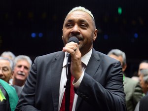 Apenas Tiririca faz oposição a Bolsonaro nos partidos mais fiéis ao governo