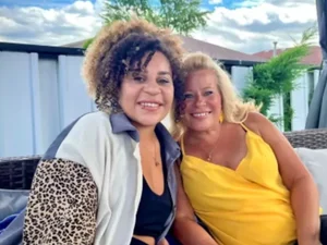 Mulher adotada encontra mãe biológica com teste de DNA caseiro após 30 anos