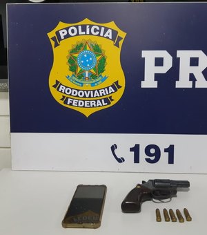 PRF prende dois homens por porte ilegal de arma de fogo na BR-101