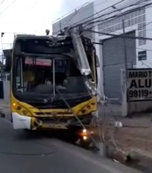 Motorista de ônibus tem mal súbito e causa acidente no Feitosa