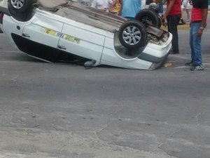 Taxista desrespeita sinalização e causa colisão no bairro do Poço