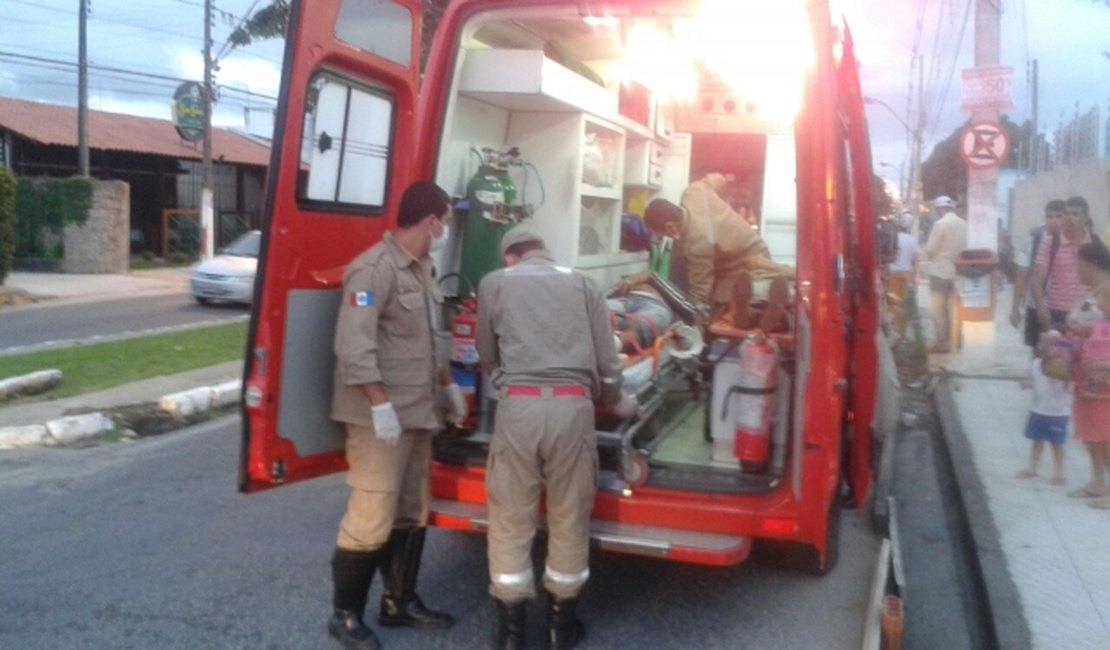 Casal é atingido por veículo em avenida de Arapiraca