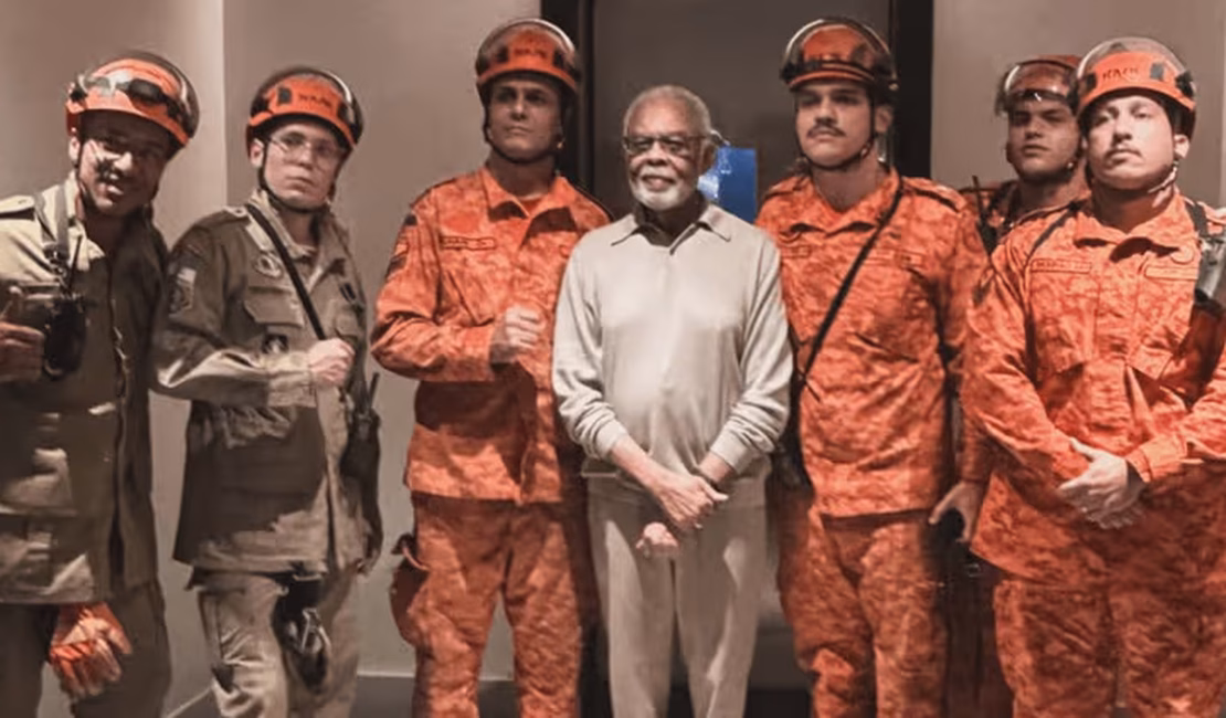 Gilberto Gil fica preso em elevador e é resgatado por equipe de bombeiros