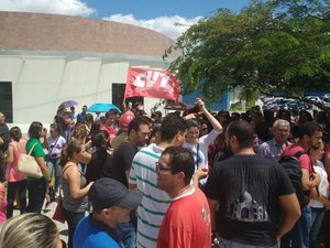 Corte de salário reduz adesão à greve da Educação em Arapiraca