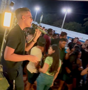Sem ser artista nacional, Hebert Marques impressiona em Piaçabuçu e faz público cantar