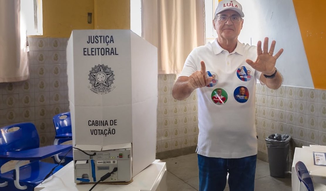 Renan Calheiros, candidato ao Senado, vota em escola de Maceió