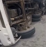 Caminhão que transportava família tomba às margens da BR-101 em Flexeiras