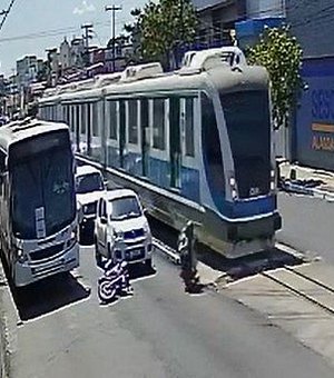 Vídeo: motociclista impede que idosa seja atropelada por VLT
