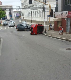 Colisão entre veículos de passeio causa capotamento no Centro de Maceió 