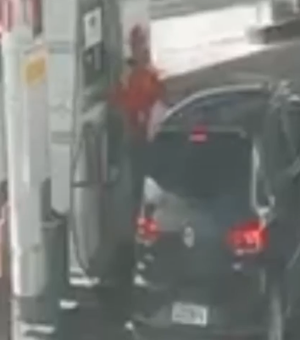 Câmeras flagram motorista por app comprando gasolina para forjar golpe do seguro