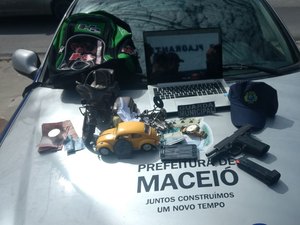 Acusado de roubos, jovem é preso com pistola registrada em nome de policial