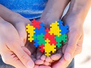 Defensoria Pública entra com ação contra cobranças abusivas em tratamento para autistas