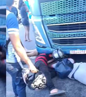 Mulher fica presa embaixo de carreta após acidente na Avenida Fernandes Lima