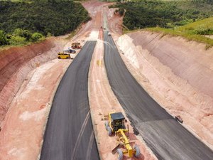 Mais um trecho de acesso ao Aterro Sanitário recebe pavimentação, no Benedito Bentes