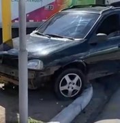 Dupla assalta motorista por aplicativo em Arapiraca, foge para Maceió e bate em poste