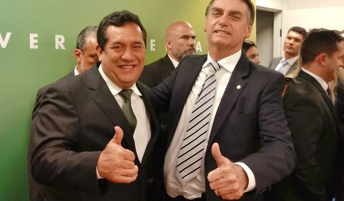 Bolsonaro tenta arrastar partidos de alagoanos para a base do Governo