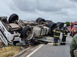 Caminhão capota em trecho da AL 101-SUL e homem fica ferido