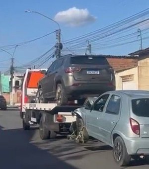 Colisão entre dois carros é registrada no bairro Santa Esmeralda, em Arapiraca