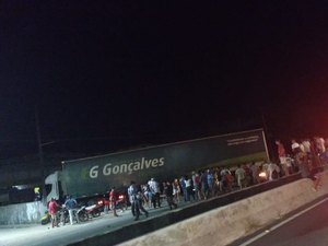 [Vídeo] Acidente entre carro e caminhão é registrado na BR-104, em Rio Largo