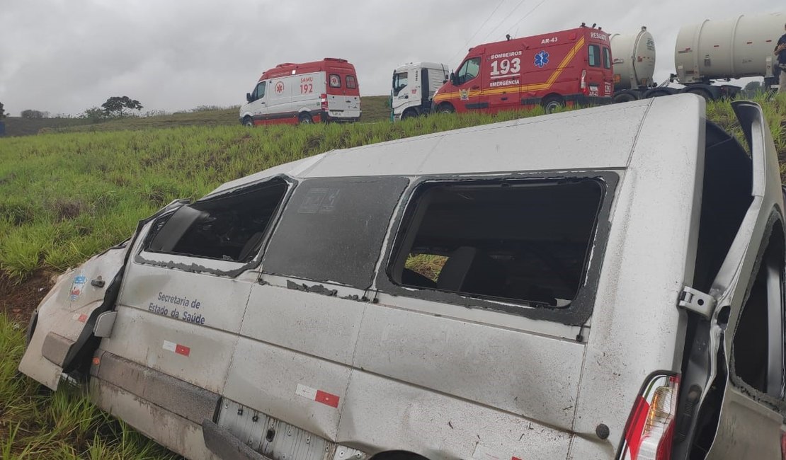 Veículo da Sesau capota e deixa seis pacientes feridos na BR-101