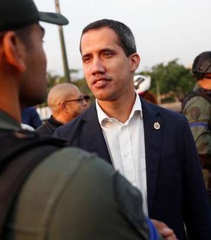 Guaidó anuncia ter apoio de militares para derrubar Maduro