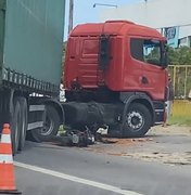 [Vídeo] Motociclista colide contra caminhão e tem fratura na perna, em Maceió