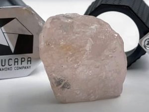 Maior diamante descoberto em 300 anos é mostrado em Angola; veja vídeo