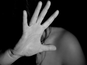 Homem é preso após tentar esfaquear e chutar a companheira