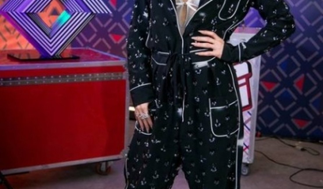 Roupa de Claudia Leitte em estreia do 'The Voice' é alvo de críticas na web: 'pijama'